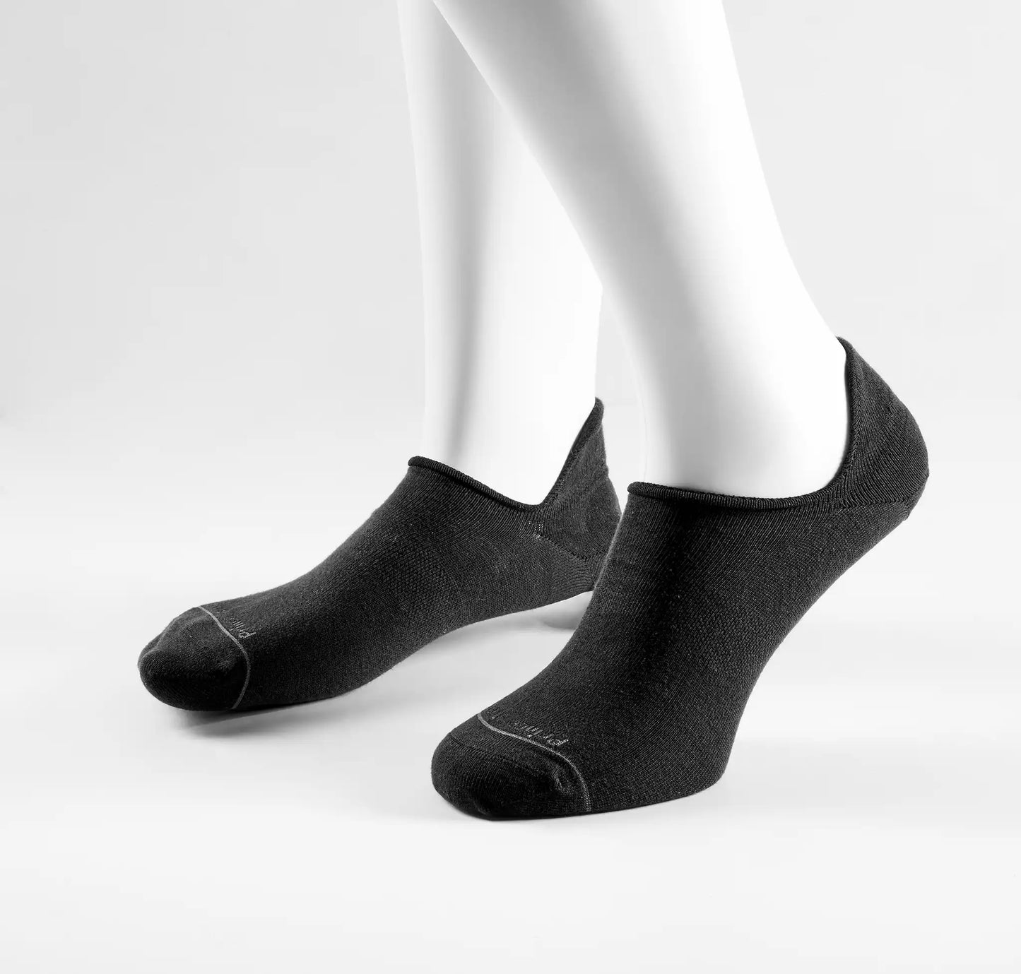(Schwarz) Sneaker Socken Herren – Trageansicht am Fuß unsichtbarer Schnitt