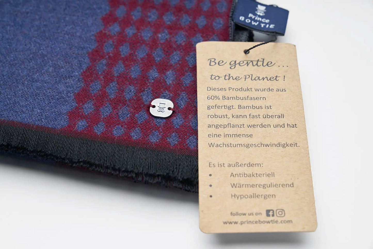 (Bordeaux) Herrenschal Bambusfasern – Detailansicht Prince Bowtie Label