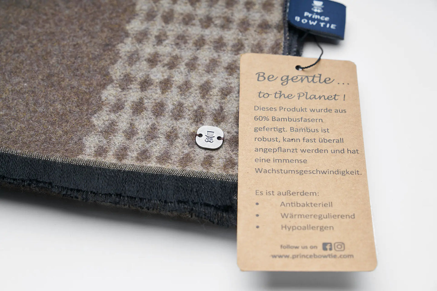 (Braun) Herrenschal Bambusfasern – Detailansicht Prince Bowtie Label