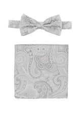 (Silber) Fliege und Einstecktuch Set Hochzeit Paisley – Fliege und Tuch ausgelegt