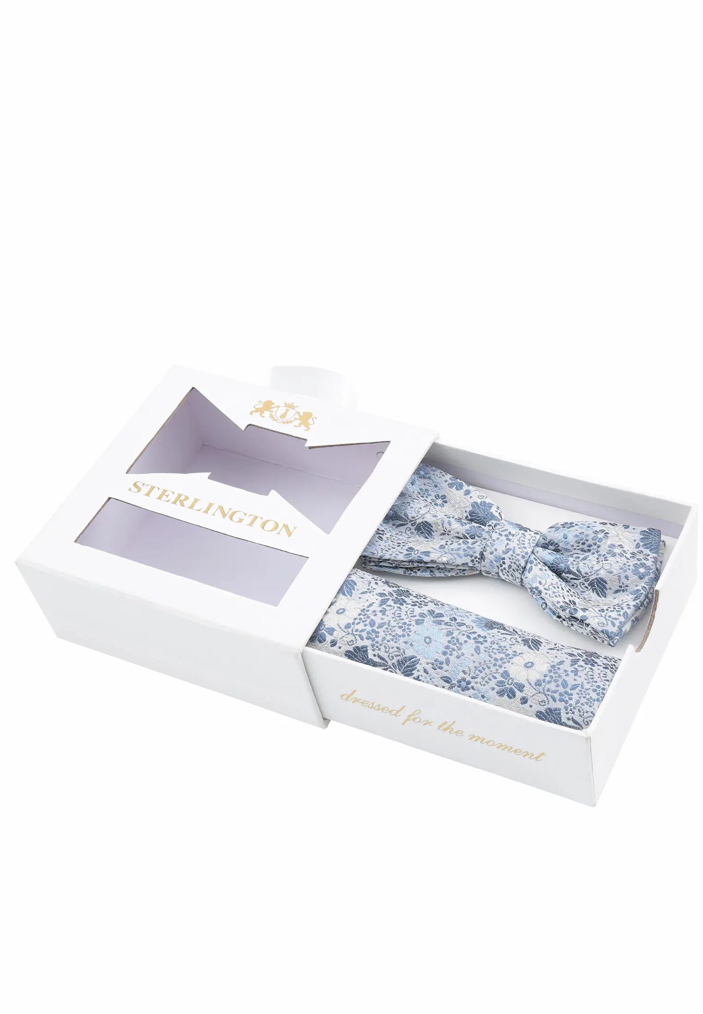 (Hellblau) Fliege Einstecktuch Set Sterlington – Geschenkbox schräg geöffnet