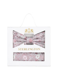 (Rosa) Fliege Einstecktuch Set Floral Seide – Sterlington Geschenkbox Frontalansicht