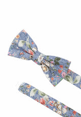 (Blau) Fliege Blumenmuster – Detailansicht mit verstellbarem Größenband