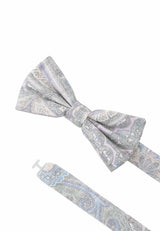 (Grau) Fliege Paisley-Muster Baumwolle – Detailansicht mit verstellbarem Größenband