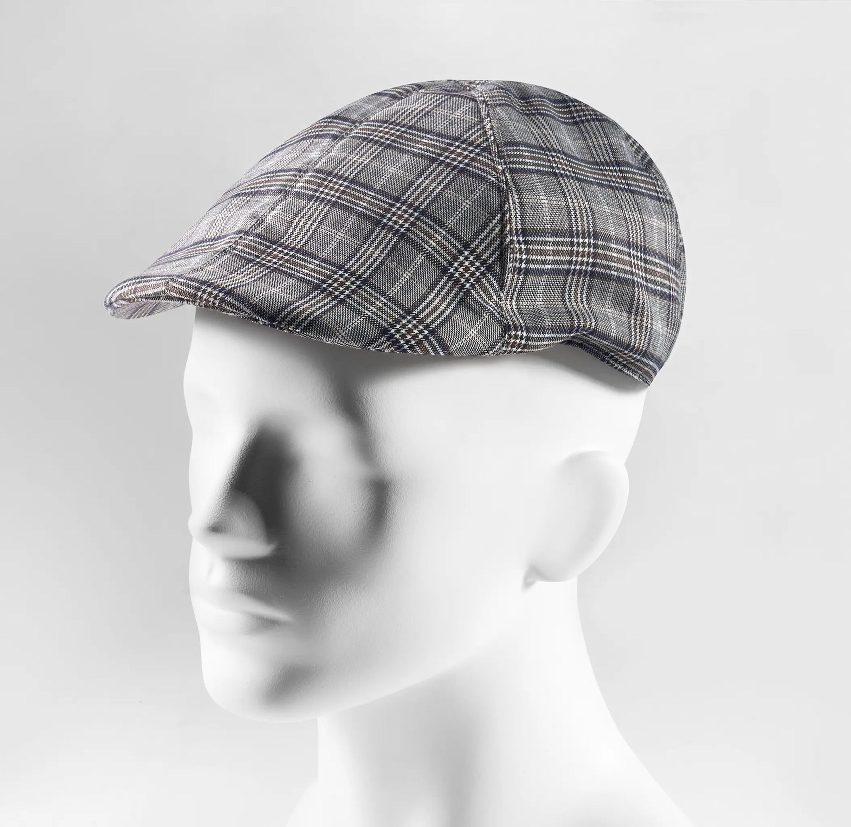 (Grau) Schiebermütze für Herren im Flat-Cap Stil mit Karo-Muster auf Kopfmodell, Seitenansicht