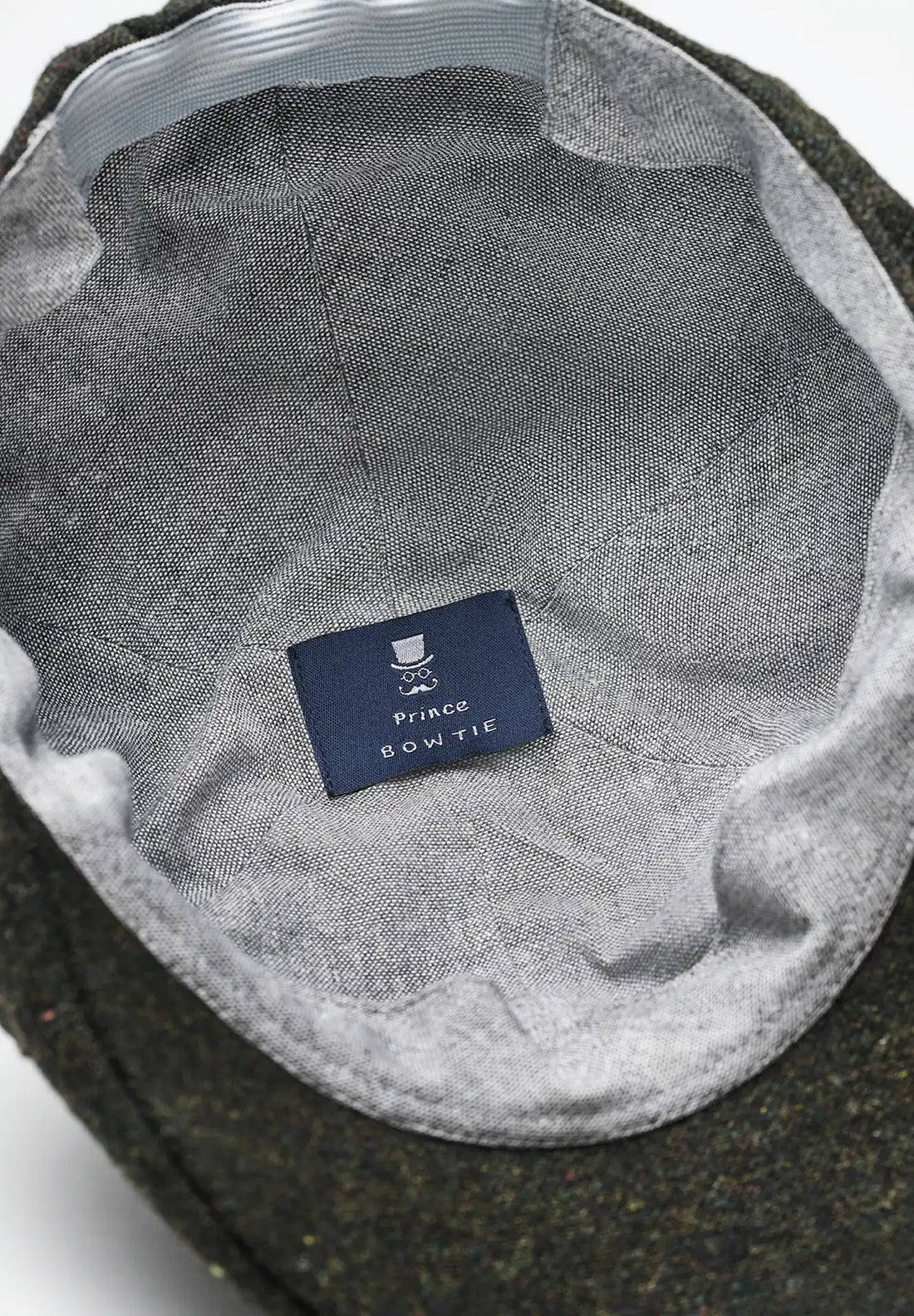 (Dunkelgrün) Schiebermütze Tweed – Innenseite mit Prince Bowtie Label