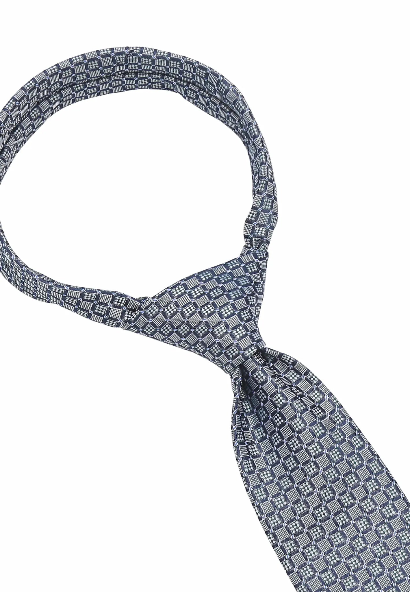 (Grün) Krawattenknoten-Detail mit Würfelmuster, Nahaufnahme freigestellt
