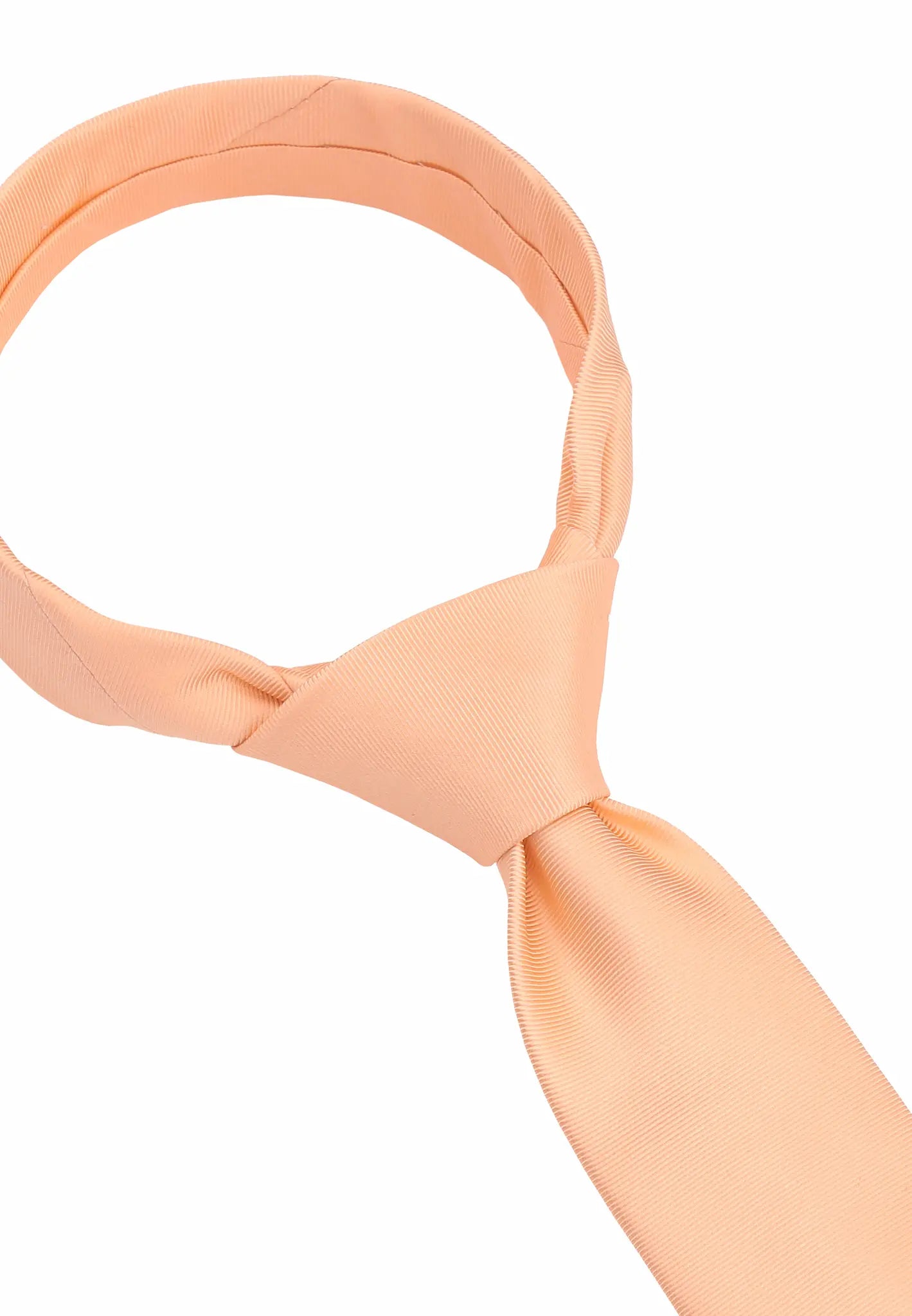 (Apricot) Seidenkrawatte in Apricot, Detailansicht des gebundenen Knotens