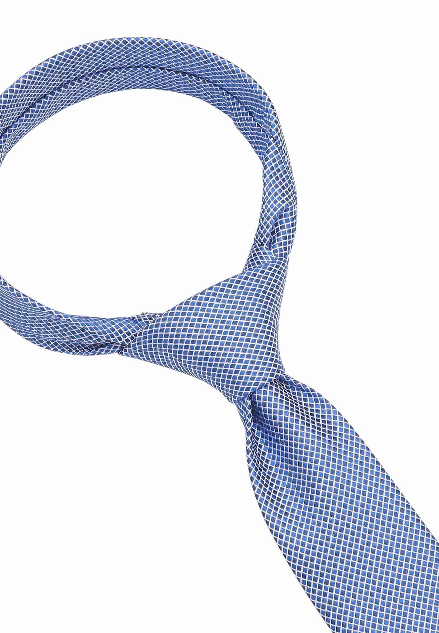 (Blau) Schmale Seidenkrawatte im Würfelmuster, Knoten-Detail Nahaufnahme