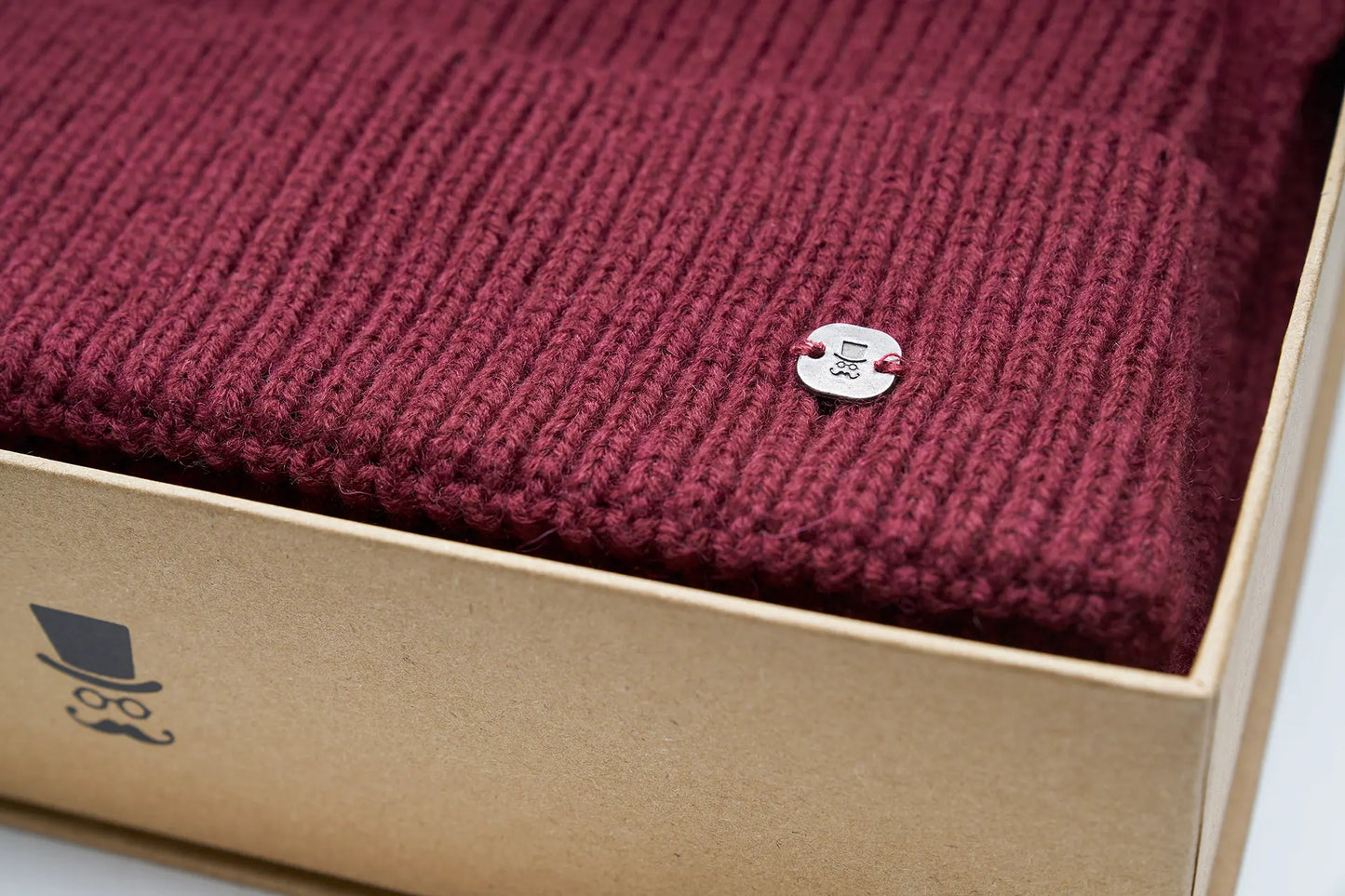 (Rot) Herrenschal Mütze Set Wolle – Detailansicht Logo-Pin in Box