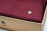 (Rot) Herrenschal Mütze Set Wolle – Detailansicht Logo-Pin in Box