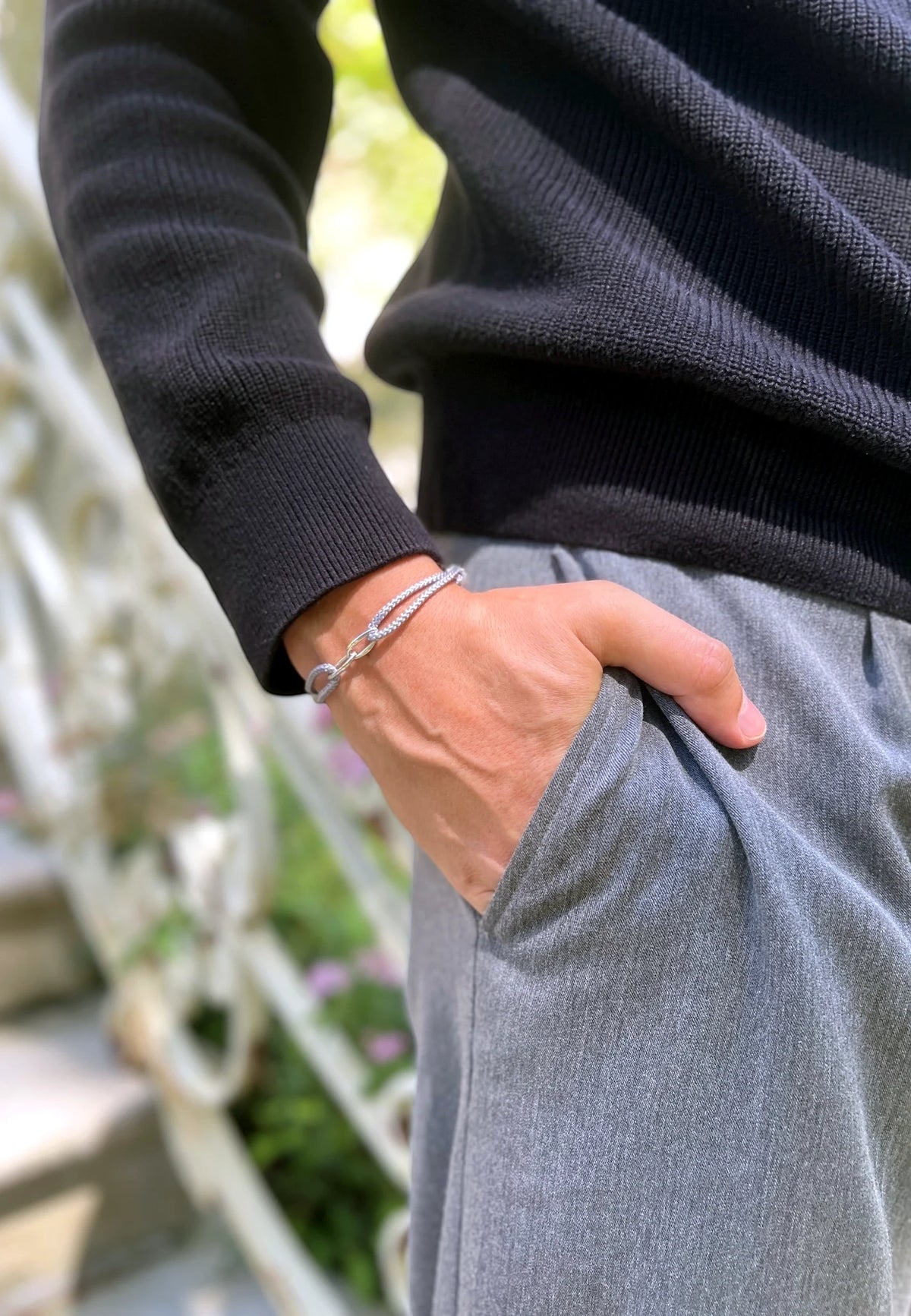 (Hellgrau) Armband aus Edelstahl & Seil – Amalfi am Handgelenk getragen