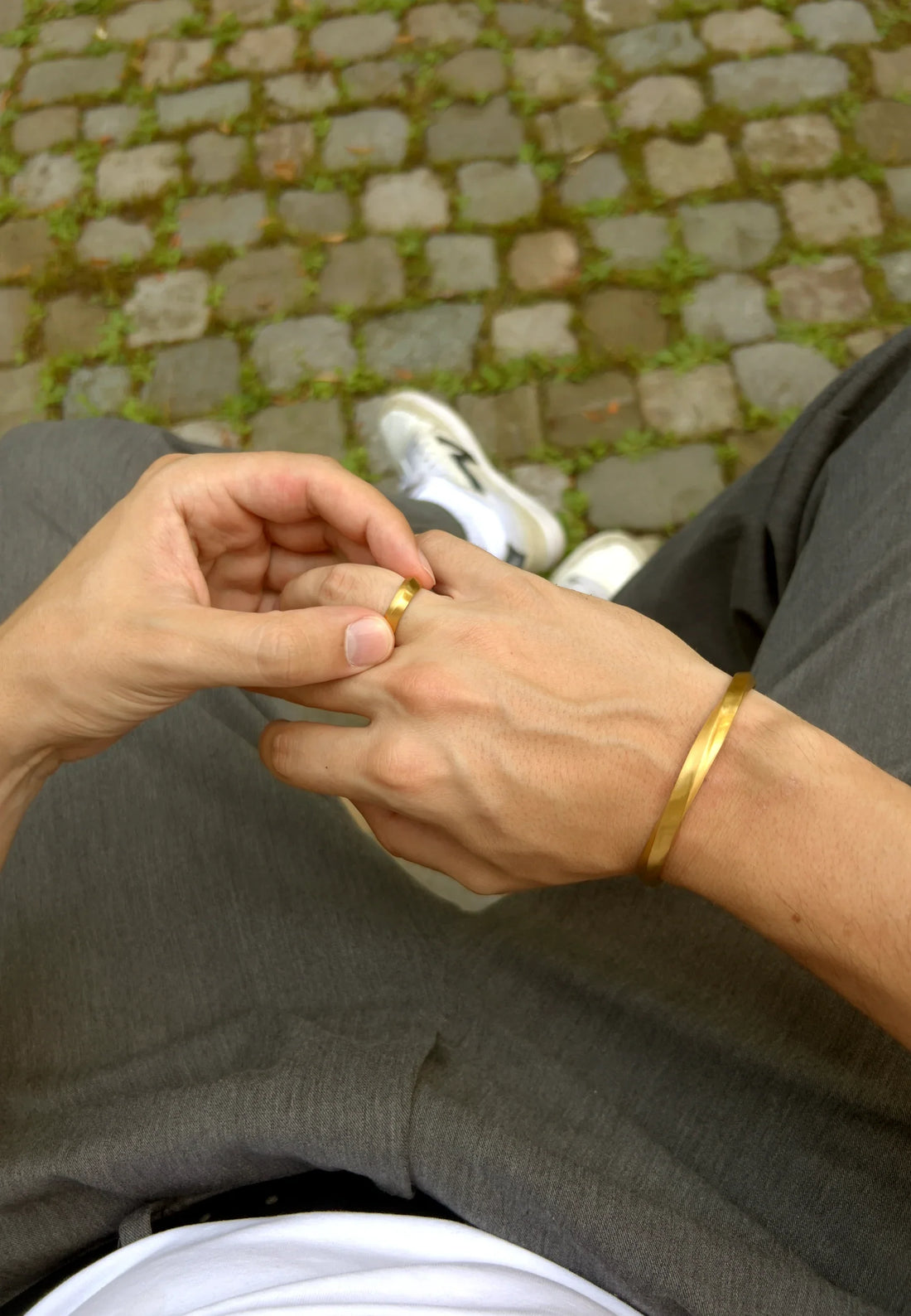 (Gold) Ring aus Edelstahl – Regent am Finger getragen