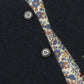 (Dunkelblau) Weste Tweed – Detailansicht Knöpfe und florales Innenfutter