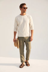 (Off-White) GAVILAN Soa Sweater – getragen mit Leinenhose und Sandalen