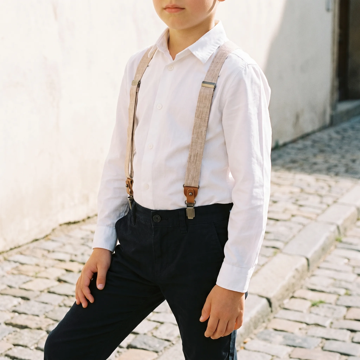 Kids Kollektion - STYLE4HIM Kinder Hosentraeger ueber weissem Hemd