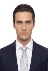 (Hellgrau) seidenkrawatte herren florales muster getragen nahaufnahme