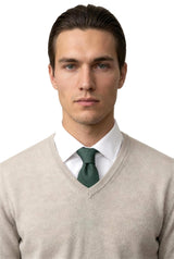 (Dunkelgrün) seidenkrawatte herren uni schmal getragen portrait mit merino v-pullover